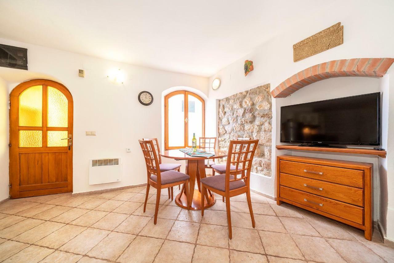 Mediterranean apartment Korina Baska  Bagian luar foto